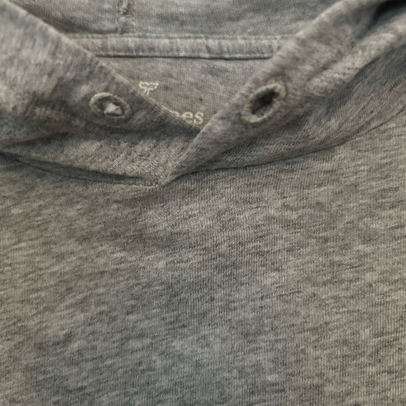 Vineyard Vines tee w/ hood. Great condition. No string at neck as shown. Size S - Picture 4 of 5